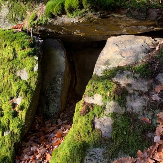 Hohlraum im Schiefergestein an der Schwarzlay